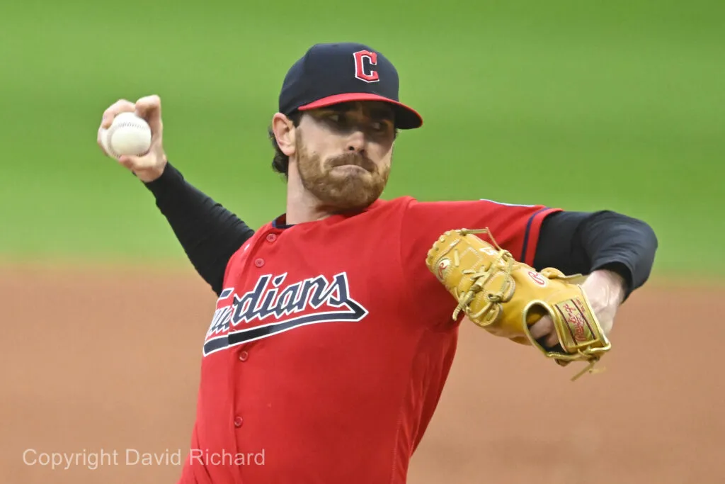 Shane Bieber Alami Kemungkinan Kemunduran dalam Rehabilitasi Siku